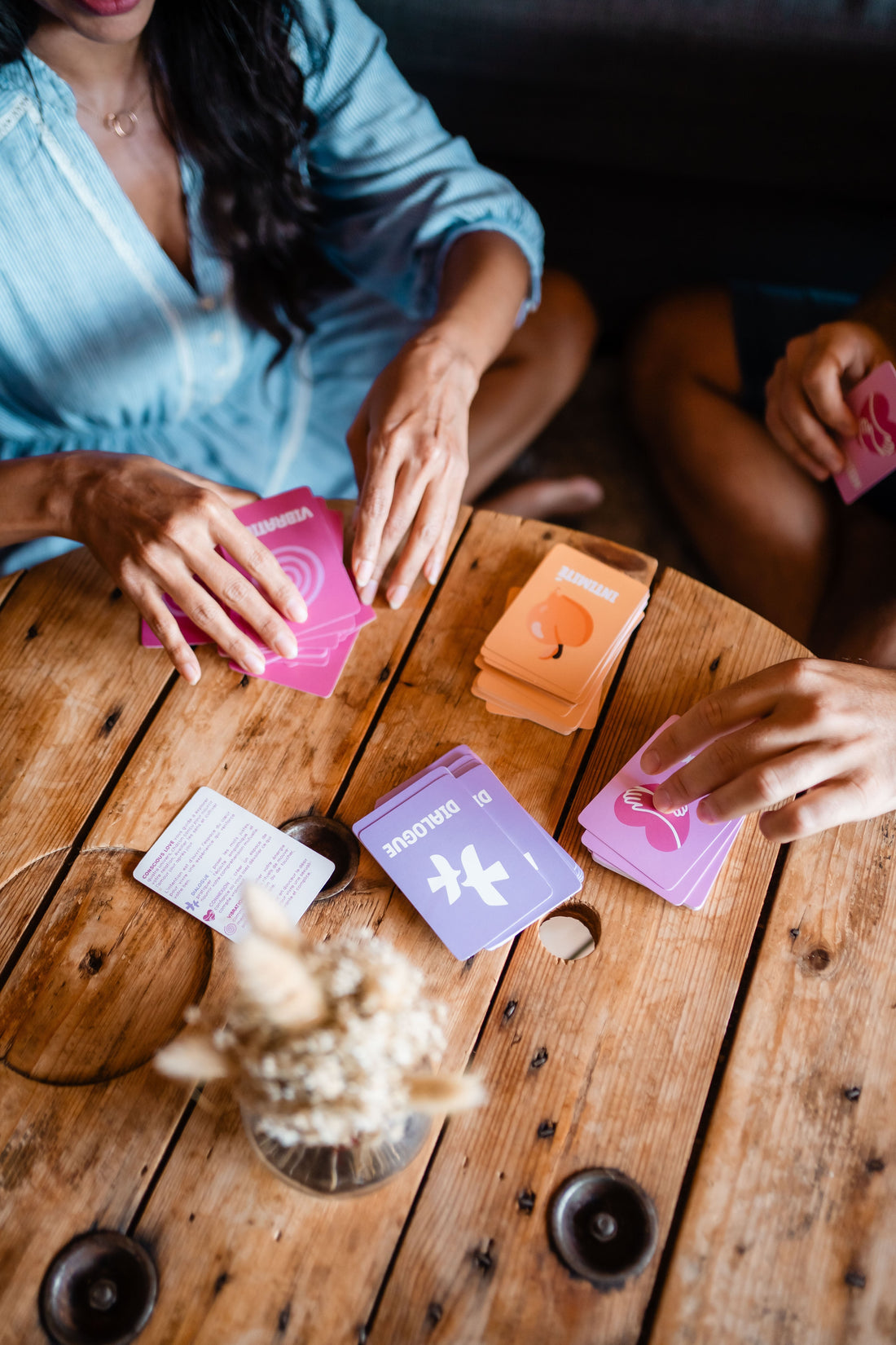 Meilleur jeu de cartes pour couple en 2026 : le comparatif honnête (par une coach relationnelle) - Conscious Love