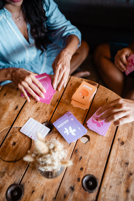 Meilleur jeu de cartes pour couple en 2026 : le comparatif honnête (par une coach relationnelle) - Conscious Love